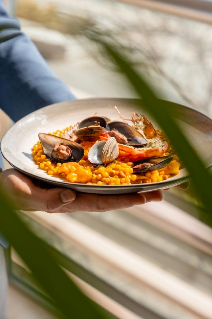 Gỏi heo quay mực ống hấp sả trộn xoài và bông điên điển